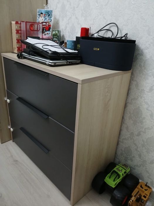 Продам комод и 2 маленькие тумбочки