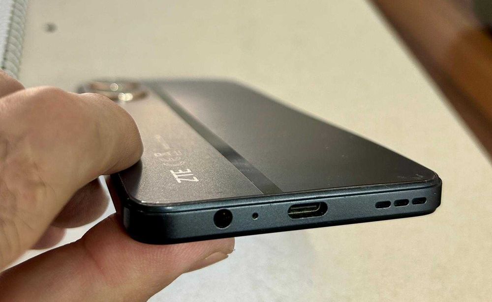 Vand ZTE Blade V40 Design 128 gb/ 4+3 gb ram, probleme camere