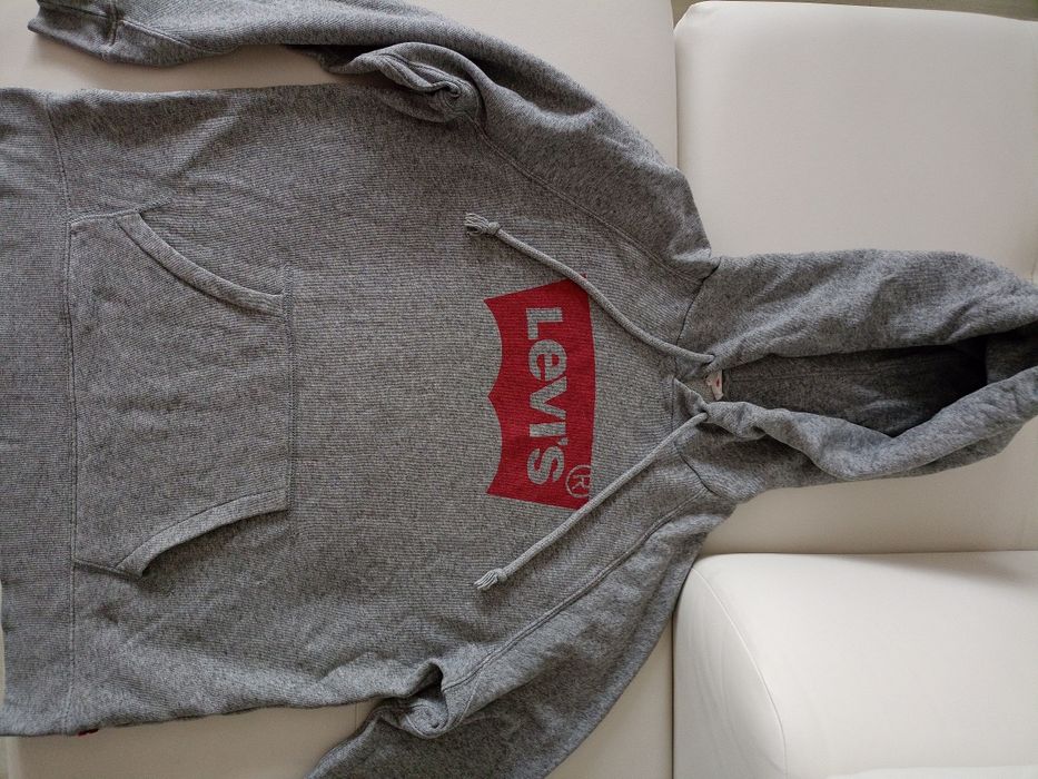 Vând hanorac Levis calitate,mărimea L,in stare perfecta.