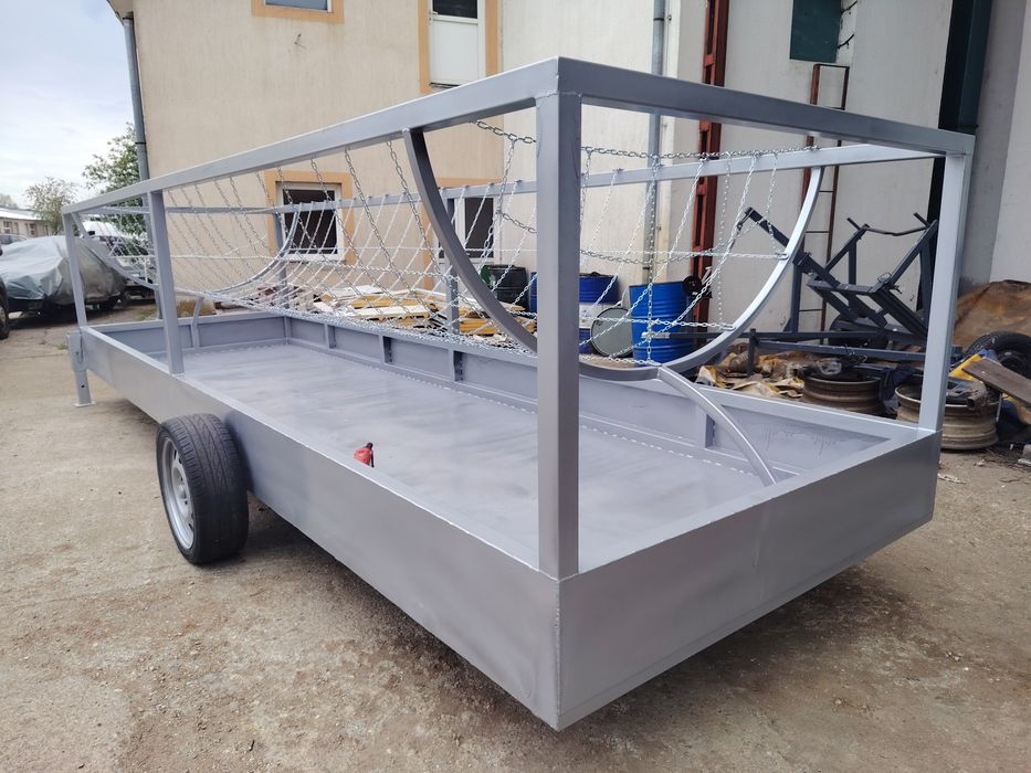 Hrănitor mobil pentru bovine.