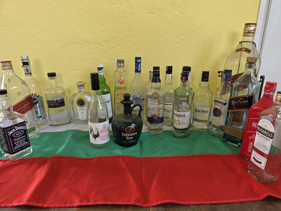 Празни бутилки от алкохол