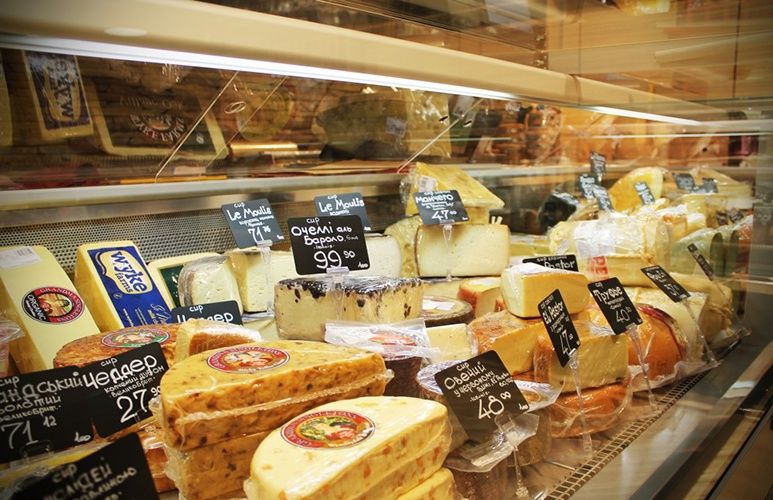 Выкладка сыров на витрине фото Выкладка сыров на витрине фото