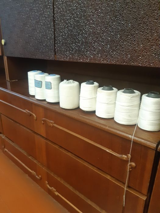 Нитки в мотках .