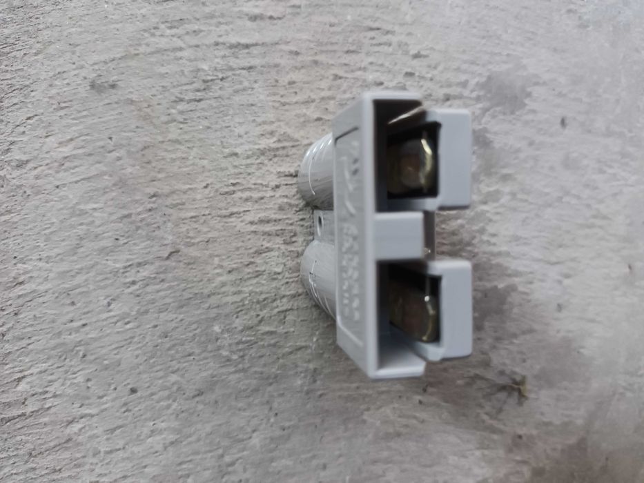 10 броя кабели 2,5mm²  за паралелно свързване на акумулатори