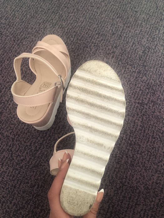 Дамски розови сандали на платформа