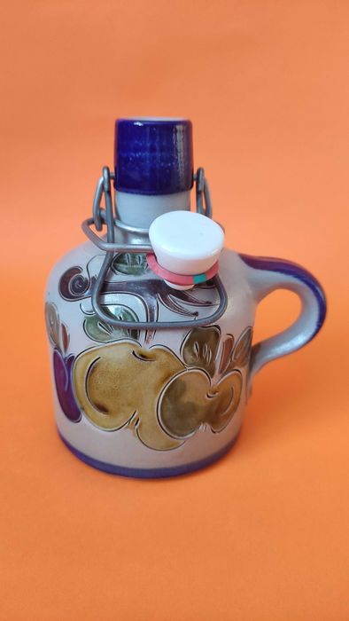 Малка керамична каничка с порцеланова запушалка и телена дръжка