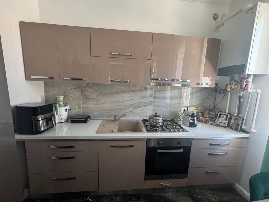 Bucătărie completă cu mobilier modern – fără electrocasnice și chiuvetă