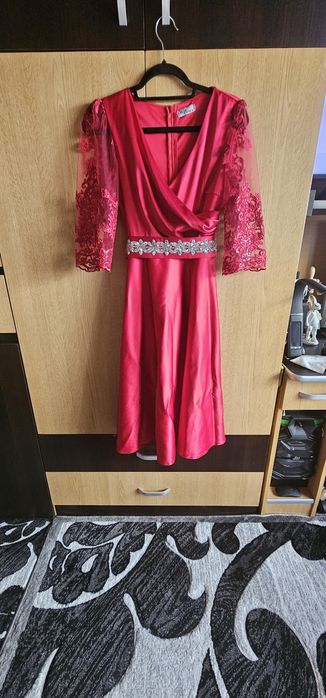 Rochie elegantă de zi / soacră, Mărimea 40/M – Roșu satinat, stare impecabilă
​Mărime: 40 / M