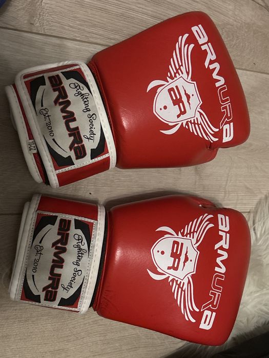 Mănuși de box Armura 10 OZ + feșe de box  2.5m Armura + tibiere Armura
