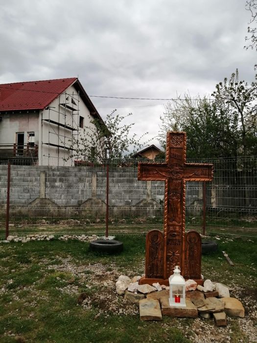 cruce sculptura  manuala pe lemn de stejar