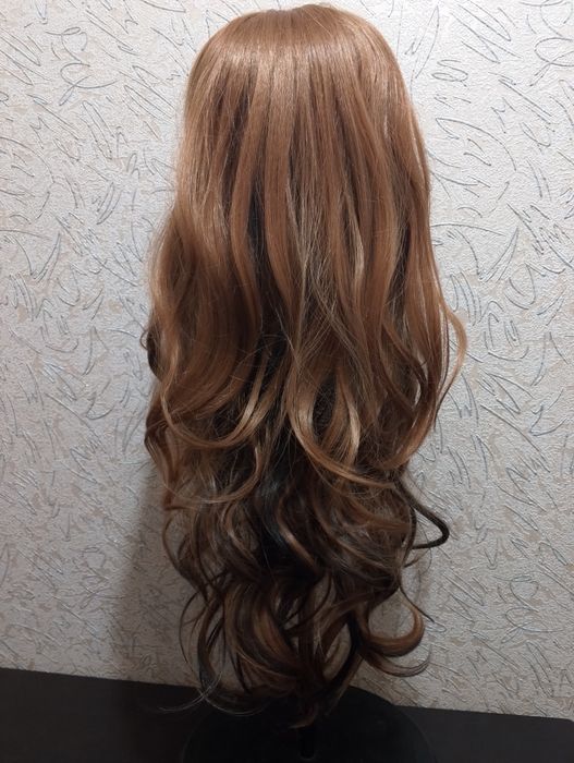 Парик длинный, с коричневым омбре. Новый. Волнистый.