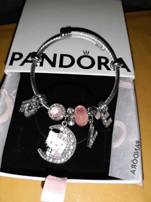 Bratara Hello Kitty roz in cutie cadou cu multe charm-uri stralucitoar