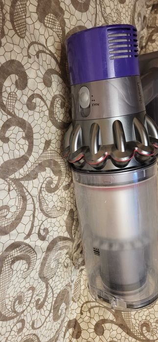 Aspirator vertical Dyson V10  fuctional  se vinde cum se vede in poze