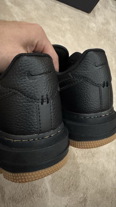 Nike Air Force ( черного цвета ).