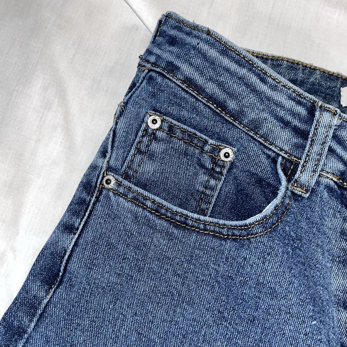 Темно-синие джинсы