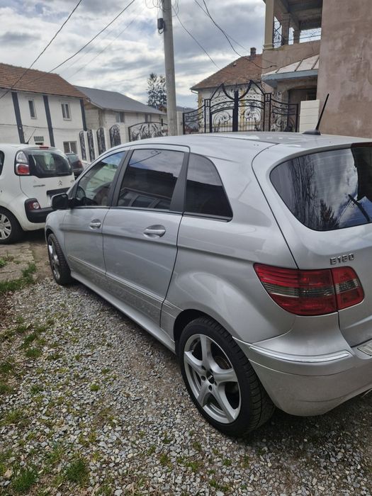Mercedes-Benz B 180