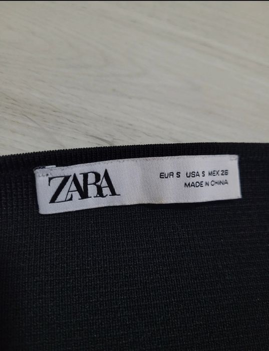 Vând top Zara negru