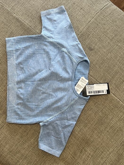 Спортна къса тениска по тялото