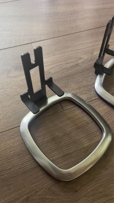 Две неупотребявани хромирани метални стойки за SONOS  PlayOne колонки