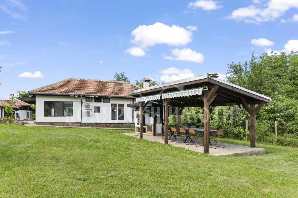Прекрасен имот с панорамна гледка в с.Къпиново