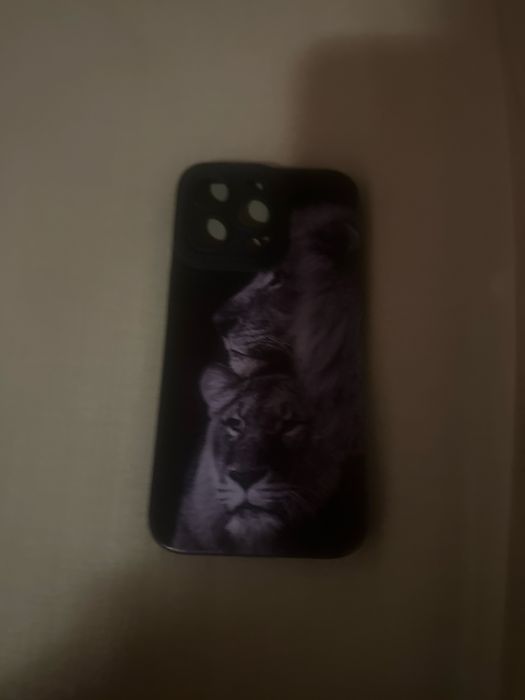 Vand husa de IPhone 13 Pro super buna, care are rezistenta la contact!