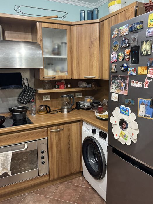 Кухня из дерева с техникой