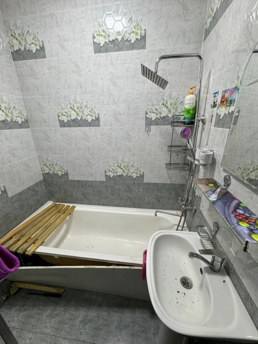 Сотилади Келес хокимият олдида 2/1/5 54м2 2х6 балкон