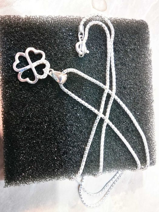 Чисто ново ефектно сребърно колие с детелинка висулка