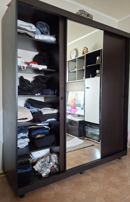 Dulap cu usi culisante stare bună 300lei