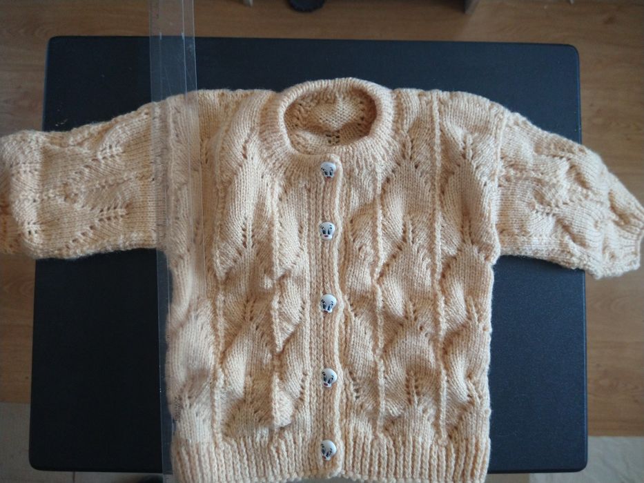 Ръчно плетени бебешки жилетки