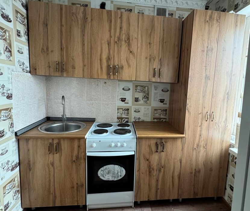 Кухонный гарнитуи и холодильник