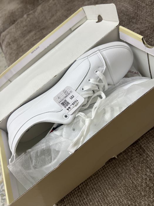 Продам новые кроссовки