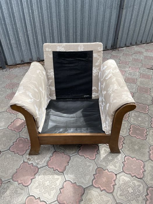 Продам кресло. Дерево.