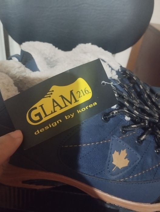 Erkaklar oyoq keyim sotiladi