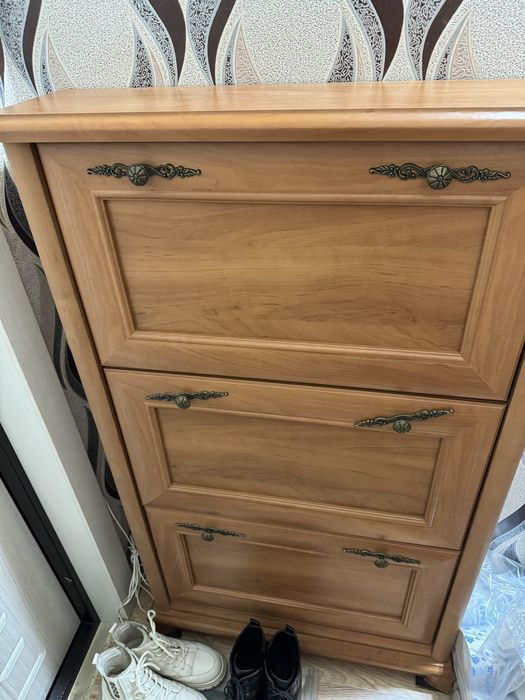 Продам обувницу