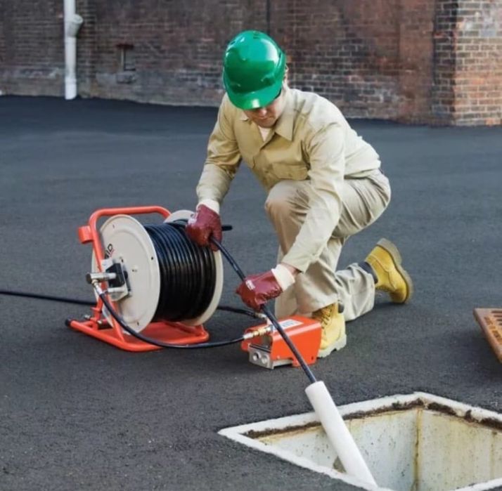 Прочистка канализации очистка чистка труб аппаратом сантехник срочно.