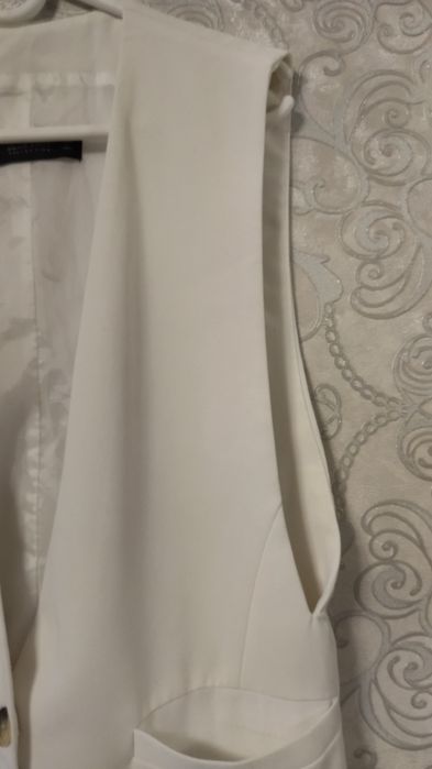 Жилетка белого цвета