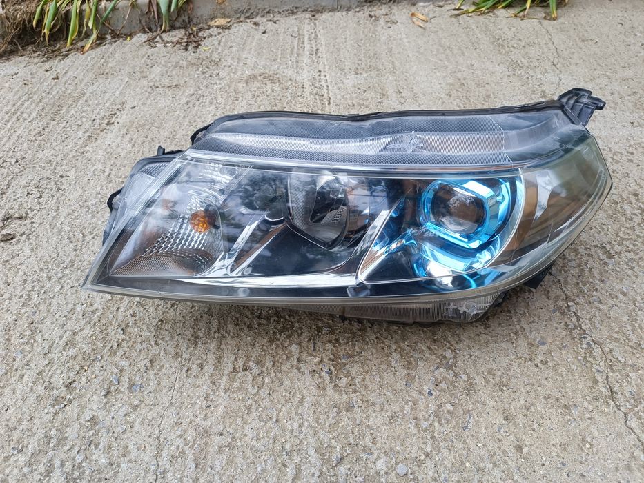 Фар за Сузуки Витара 2019 син ляв