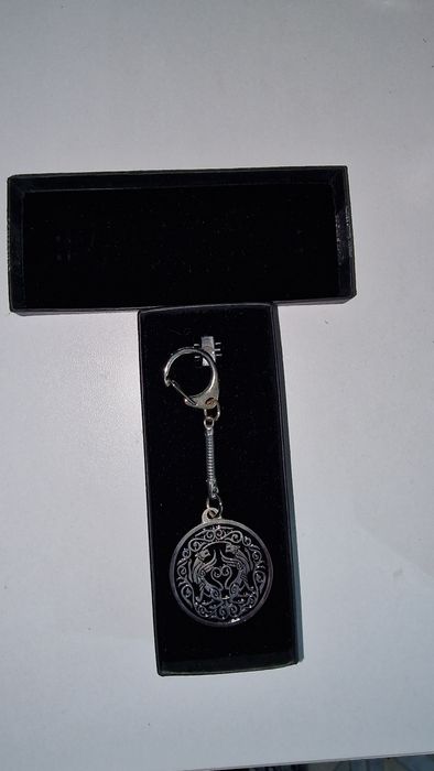 Брелок в футляре с изображением барса.