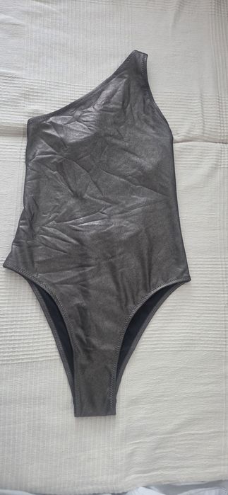 Costum.de baie Zara model asimetric,marime S,argintiu inchis nou,cu eticheta