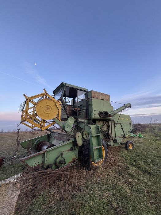 Vând combină John Deere 330