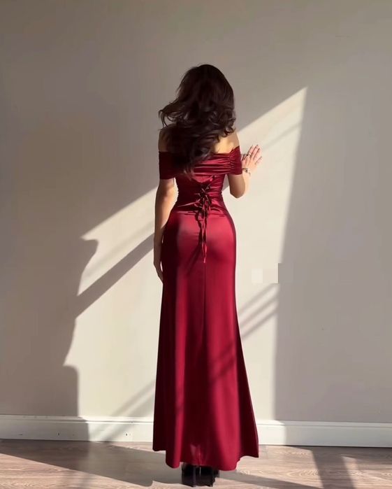 Вечернее бордовое платье