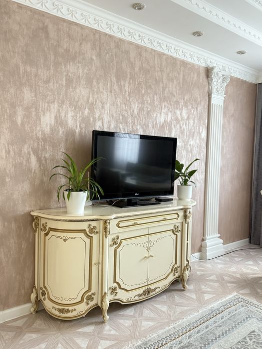 Серванты, комод, стол и стулья