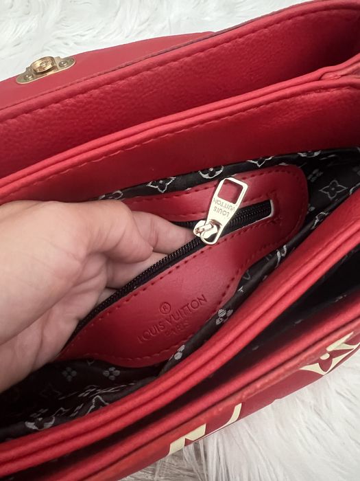 Червена кожена чанта