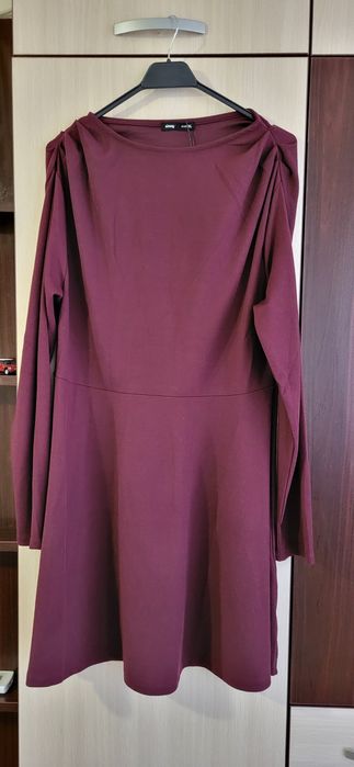 Дамска рокля в бордо