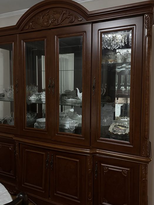 Сервант из красного дерева