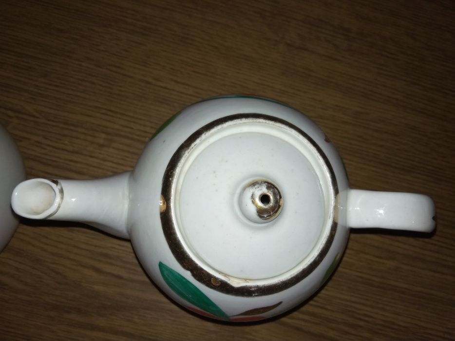 Чайник и сахарница .