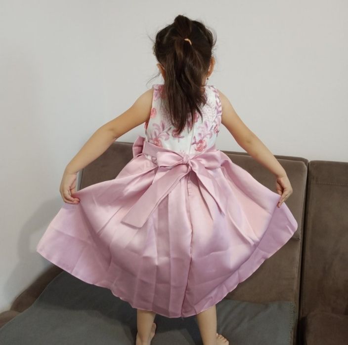 Продам платье на 3-4 года