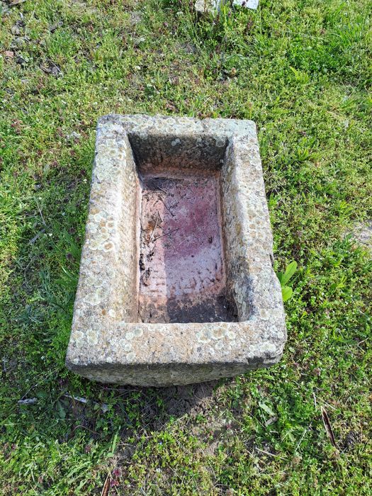 Продавам каменно корито