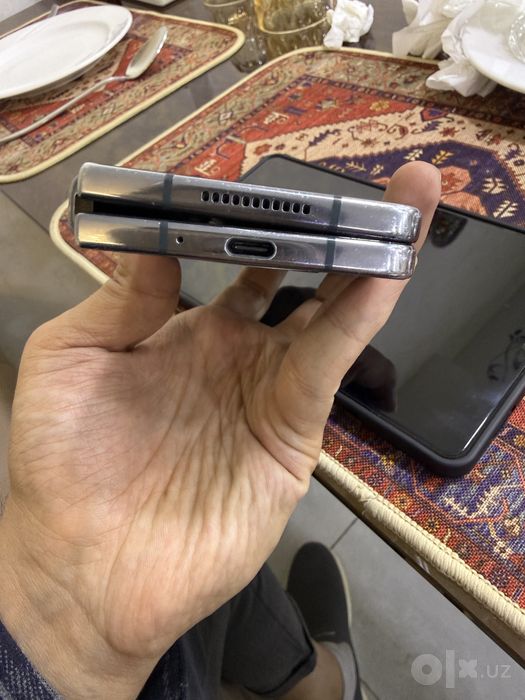 Samsung Fold 4 2 sim 256 g ishlashi zor